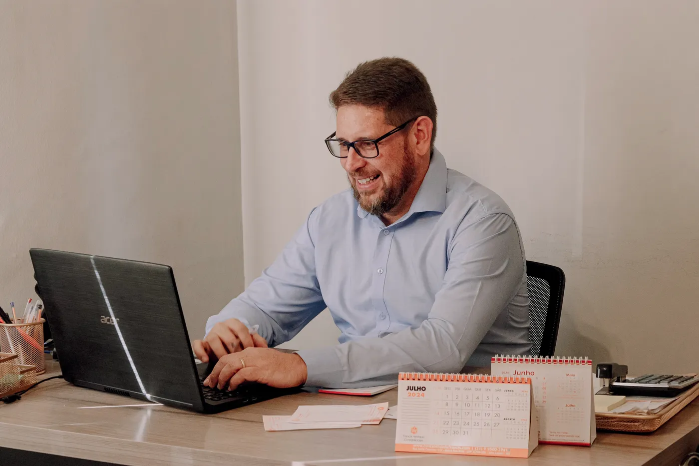 Contador da Francis Henrique atendendo no escritório